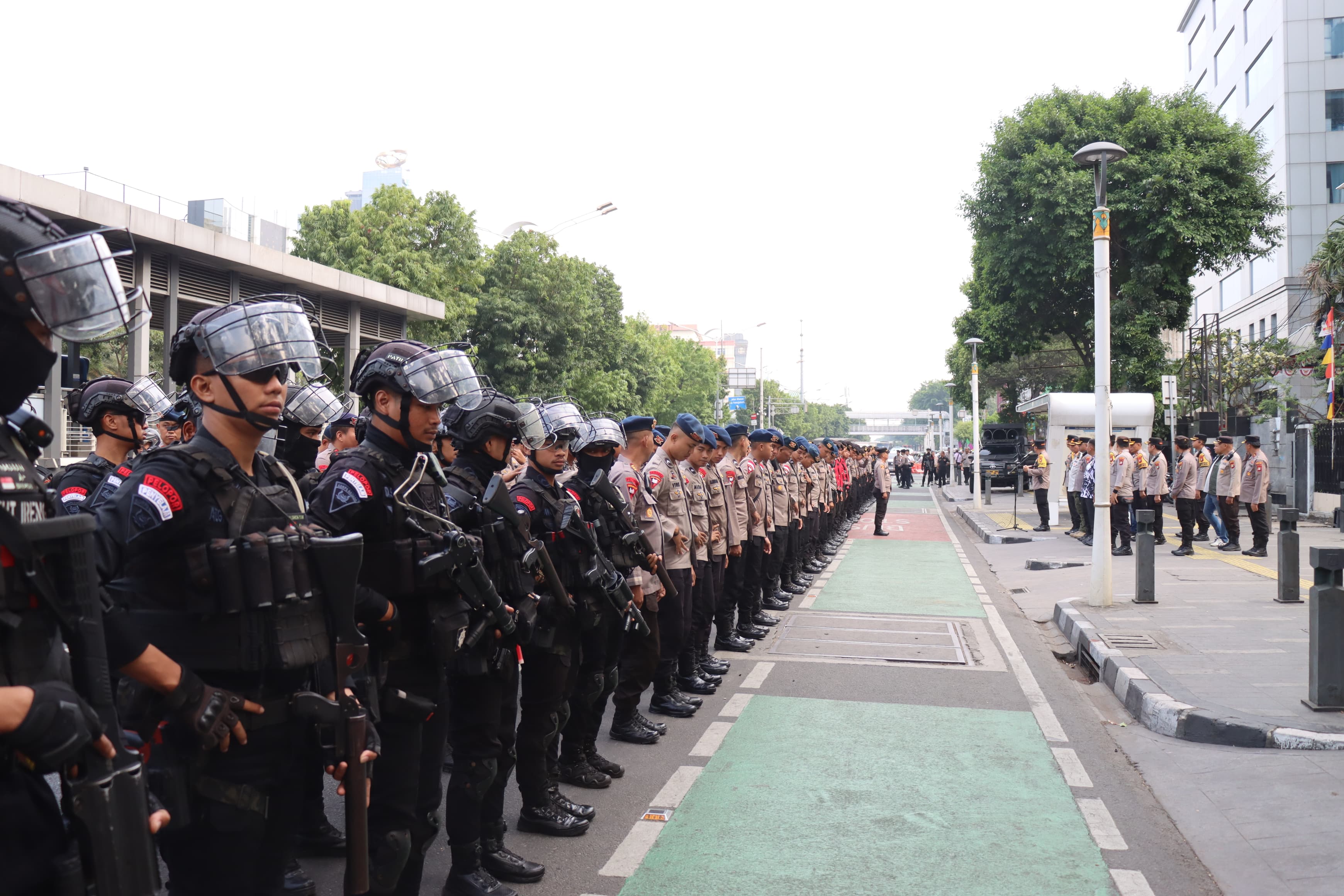 Pengawalan pengundian nomor urut Cagub-Cawagub Jakarta (SinPo.id/Humas Polres Jakpus)