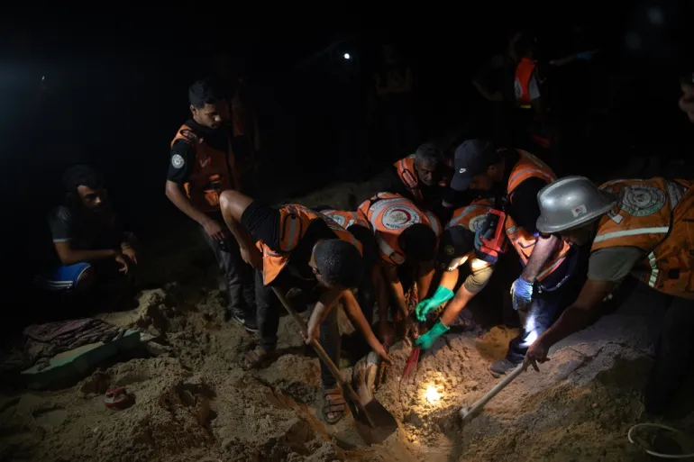 Tim penyelamat berusaha mencari korban selamat yang terkubur di lubang sedalam 9 meter (SinPo.id/ Anadolu)