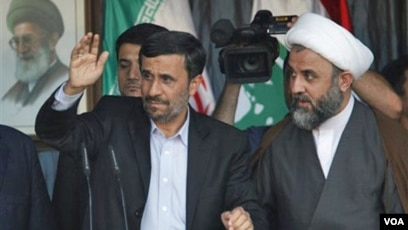 Presiden Iran Mahmoud Ahmadinejad bersama komandan Hezbollah, Sheik Nabil Kaouk (kanan) di Lebanon selatan (SinPo.id/VOA)