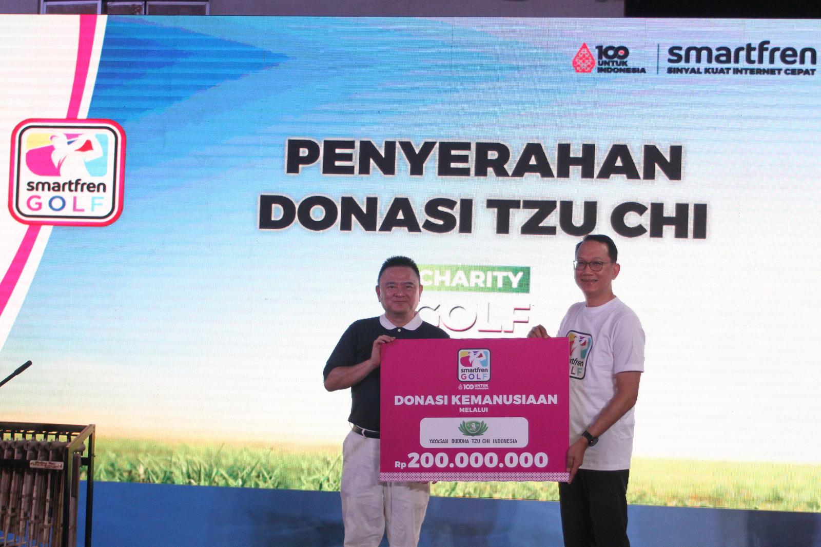 Smartfren gelar Charity Golf serahkan donasi 200 juta untuk Yayasan Buddha Tzu Chi (Ashar/SinPo.id)