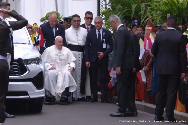 Pemimpin Katolik Paus Fransiskus saat tiba di Istana Negara Jakarta (SinPo.id/ Tangkapan layar)