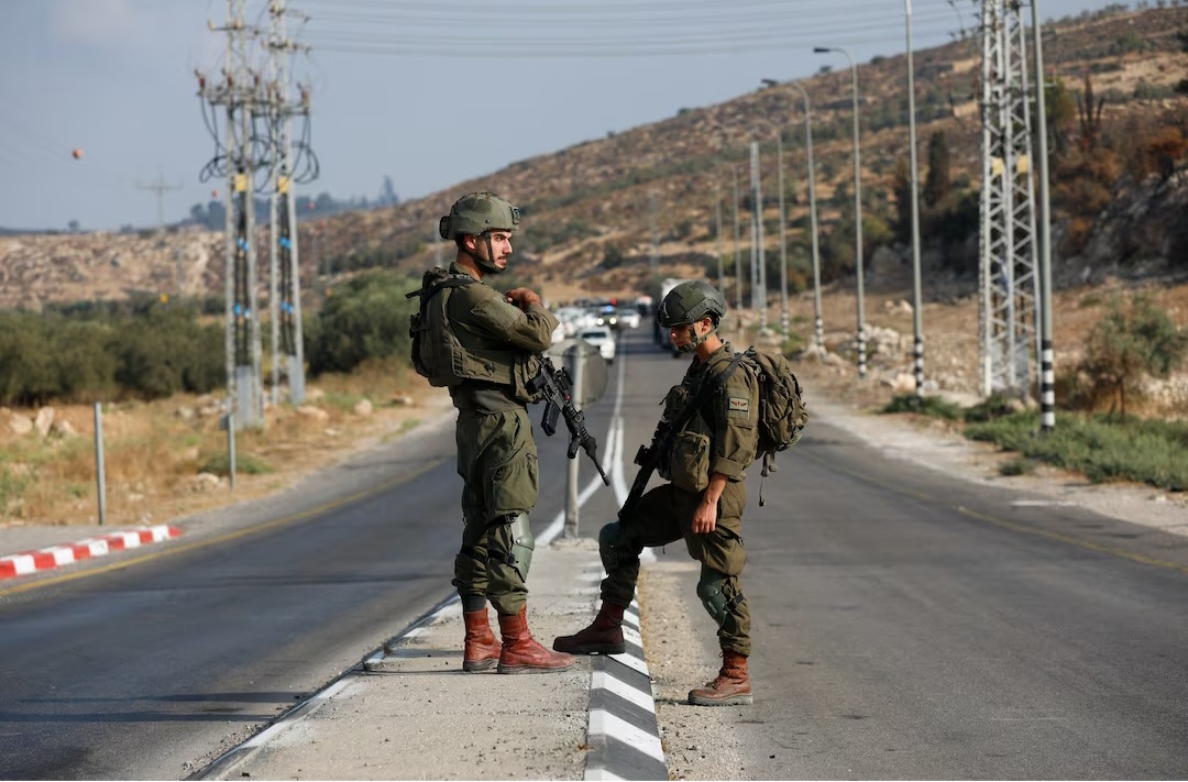 Pasukan Israel yang berjaga di lokasi penembakan. Sumber: Reuters