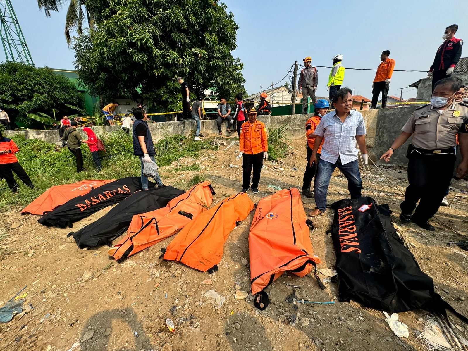 Sebanyak tujuh mayat yang ditemukan di Kali Bekasi (SinPo.id/Basarnas)