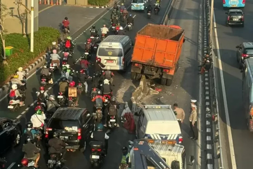 Truk pengangkut sampah menabrak separator Jalur TransJakarta (SinPo.id/ Dok.Polda Metro Jaya)