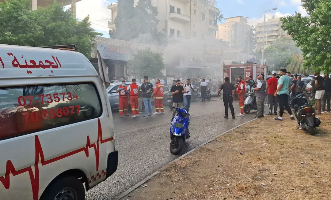 Walkie talkie yang digunakan oleh kelompok pejuang Hizbullah meledak pada hari Rabu di selatan Lebanon. (SinPo.id/Reuters)