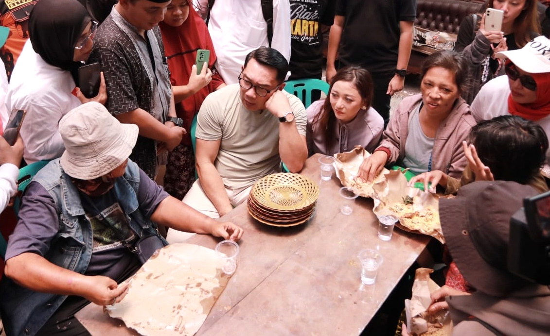 Cagub Jakarta Ridwan Kamil menyampaikan jika terpilih nanti menjadu Gubernur Jakarta nantinya akan mengelola lebih baik lagi posko makan gratis yang diadakan oleh warga Warakas  (Ashar/SinPo.id)