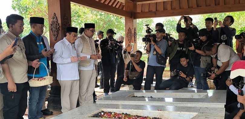 Momen RK-Suswono berziarah ke makam tokoh Betawi di TPU Karet Bivak. (SinPo.id/tim RIDO)