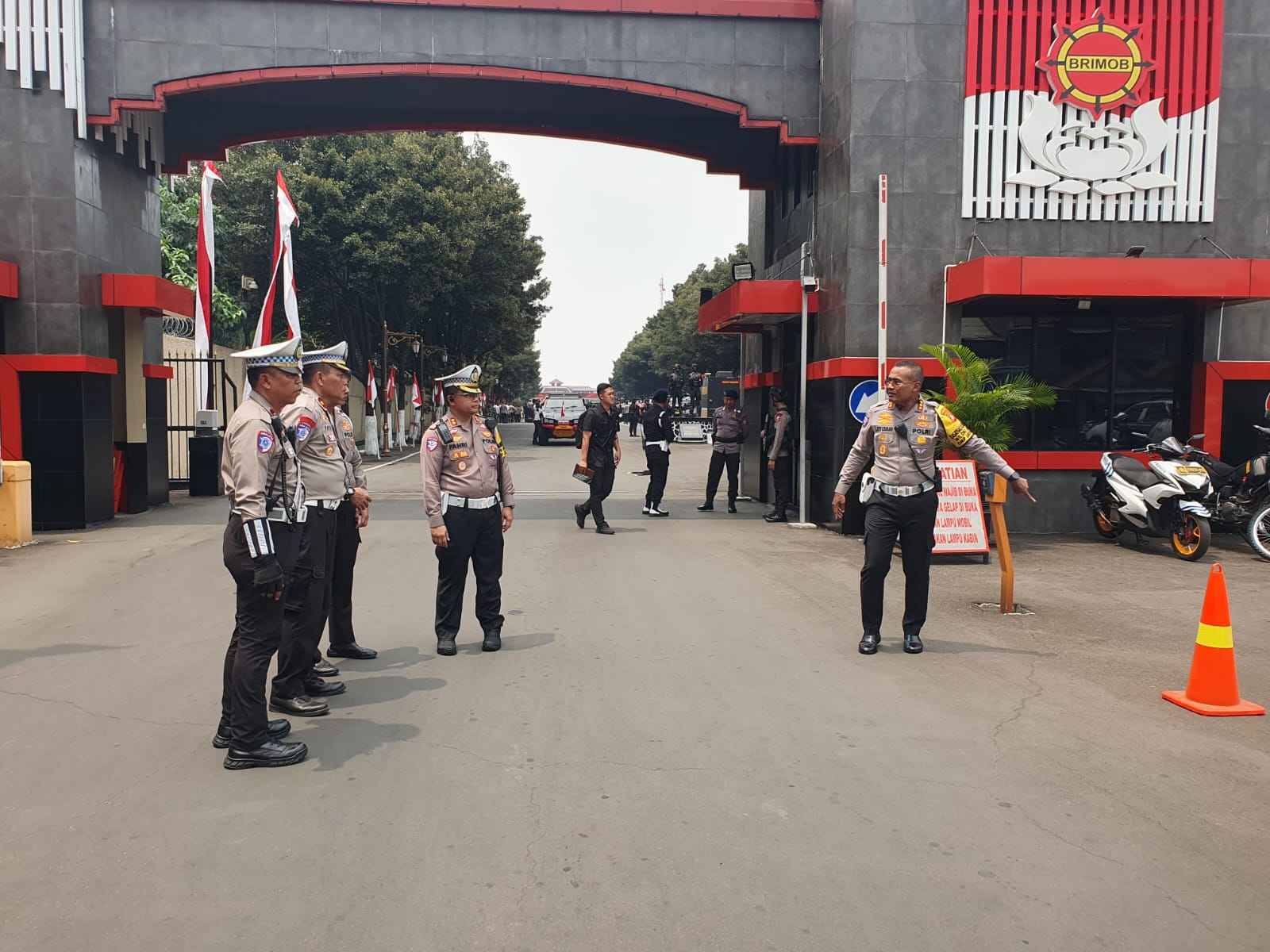 Pengaturan lalu lintas di sekitar Mako Brimob Depok (SinPo.id/Humas Polda Metro Jaya)