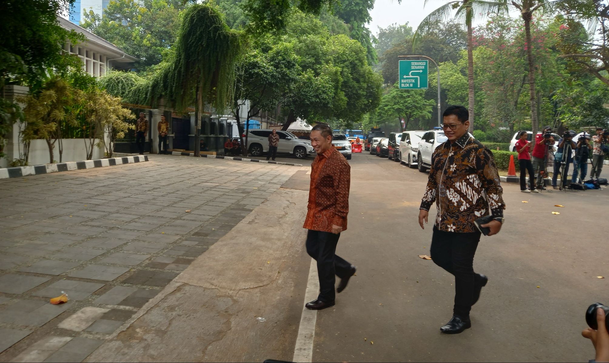 Ketua Umum Partai Gelora Anis Matta dan Waketum PAN Viva Yoga Mauladi mendatangi kediaman Presiden RI Terpilih Prabowo Subianto. (SinPo.id/Firdausi)