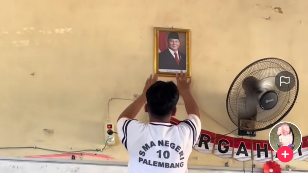 Pemasangan Foto Prabowo di Salah satu Sekolah di Palembang (SinPo.id/Tiktok)