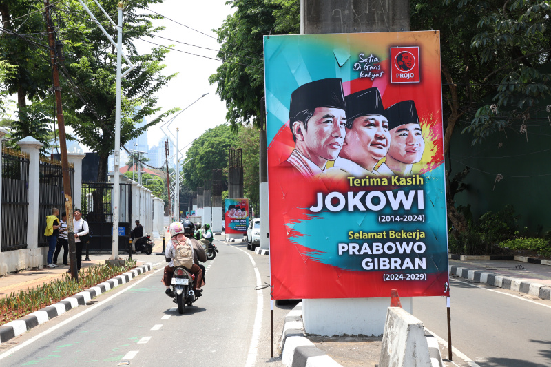 Baliho ucapan terima kasih Jokowi menurut lembaga Survei Indikator Politik 80 persen masyarakat puas dengan kinerja Jokowi selama 10 tahun (Ashar/SinPo.id)