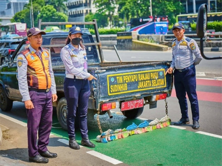 Petugas Gabungan Bersihkan Ranjau Paku di Jalan Jenderal Gatot Subroto (SinPo.id/Beritajakarta)