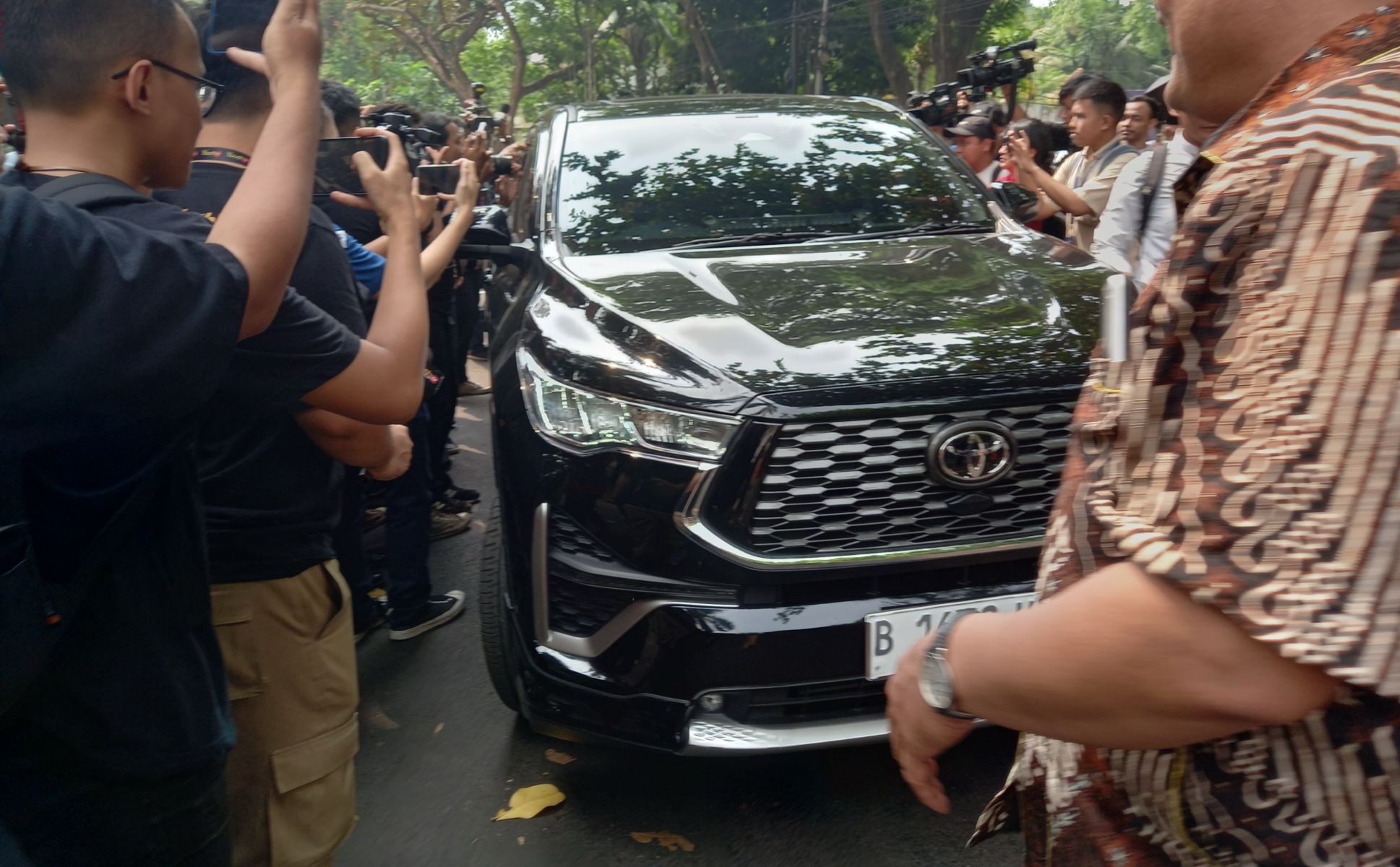 Mobil Pramono Anung saat meninggalkan kediaman Prabowo Subianto (SinPo.id/Firdausi)