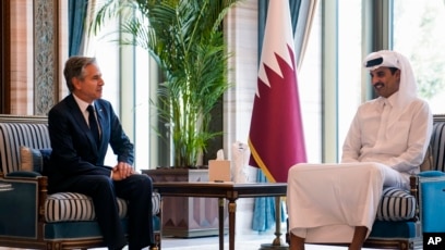 Menteri Luar Negeri Amerika Serikat Antony Blinken (kiri), bertemu dengan Emir Qatar Sheikh Tamim bin Hamad al-Thani di Doha, Qatar (SinPo.id/AP)