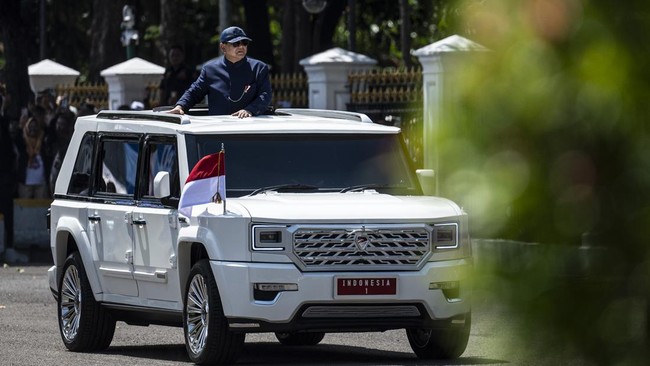 Presiden Prabowo Subianto menaiki mobil Maung buatan PT Pindad. (SinPo.id/Antara)