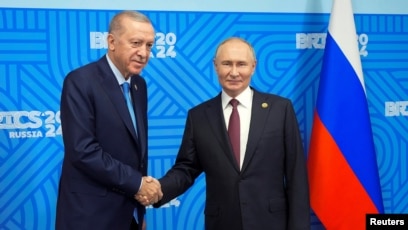 Presiden Rusia Vladimir Putin bertemu dengan Presiden Turki Recep Tayyip Erdogan di sela-sela KTT BRICS di Kazan, Rusia (SinPo.id/Reuters)