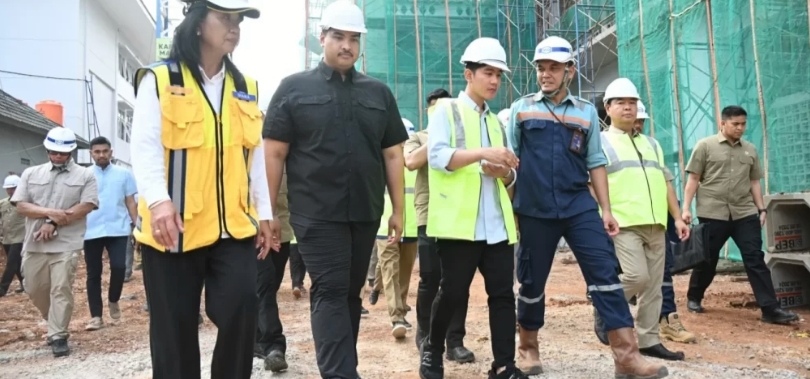 Wapres RI Gibran Rakabuming Raka saat mengecek pembangunan Cibubur Youth Elite Sport Center (SinPo.id/ Setwapres)