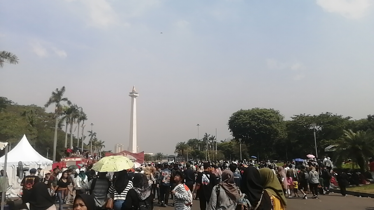 Saat masyarakat tampak bahagia dibawa arak-arakan menaiki alutsista TNI. (SinPo.id/ Tio Pirnando)