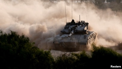 Sebuah tank Israel bermanuver di dekat perbatasan Israel-Gaza (SinPo.id/Reuters)