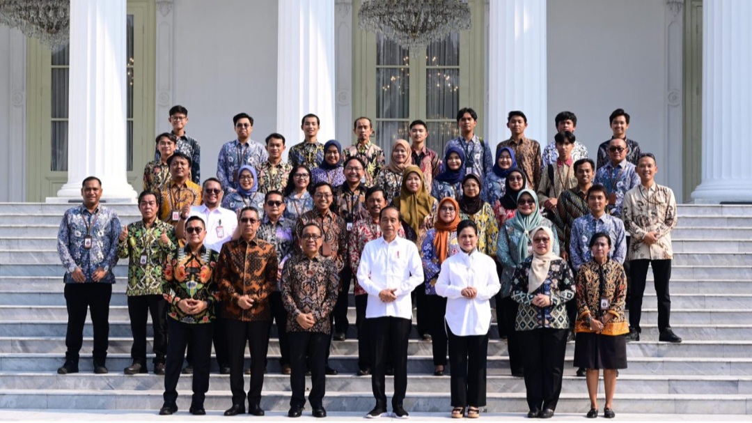 Jokowi berfoto bersama keluarga besar Istana (SinPo.id/Setpres)