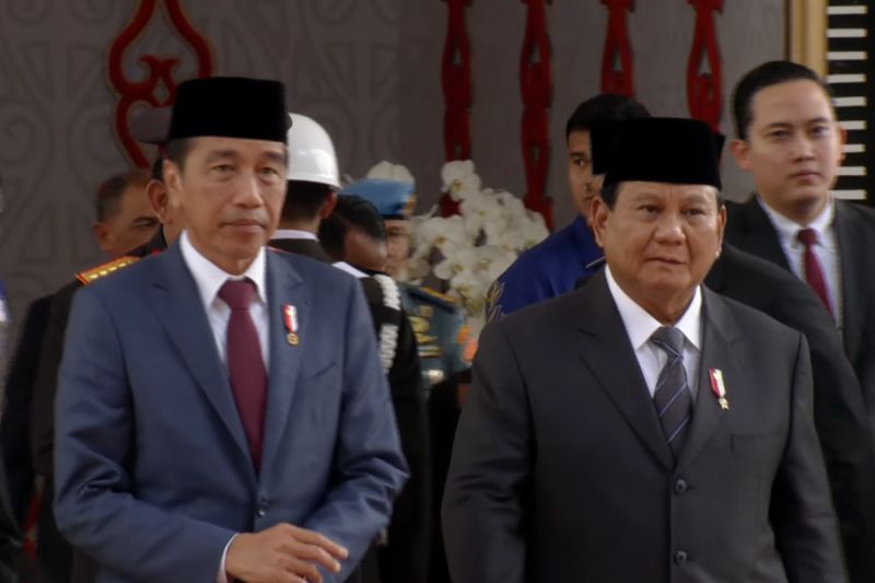 Presiden Joko Widodo (kiri) bersama Presiden terpilih Prabowo Subianto saat tiba di kompleks parlemen, Senayan, Jakarta. (SinPo.id/Dok. MPR)