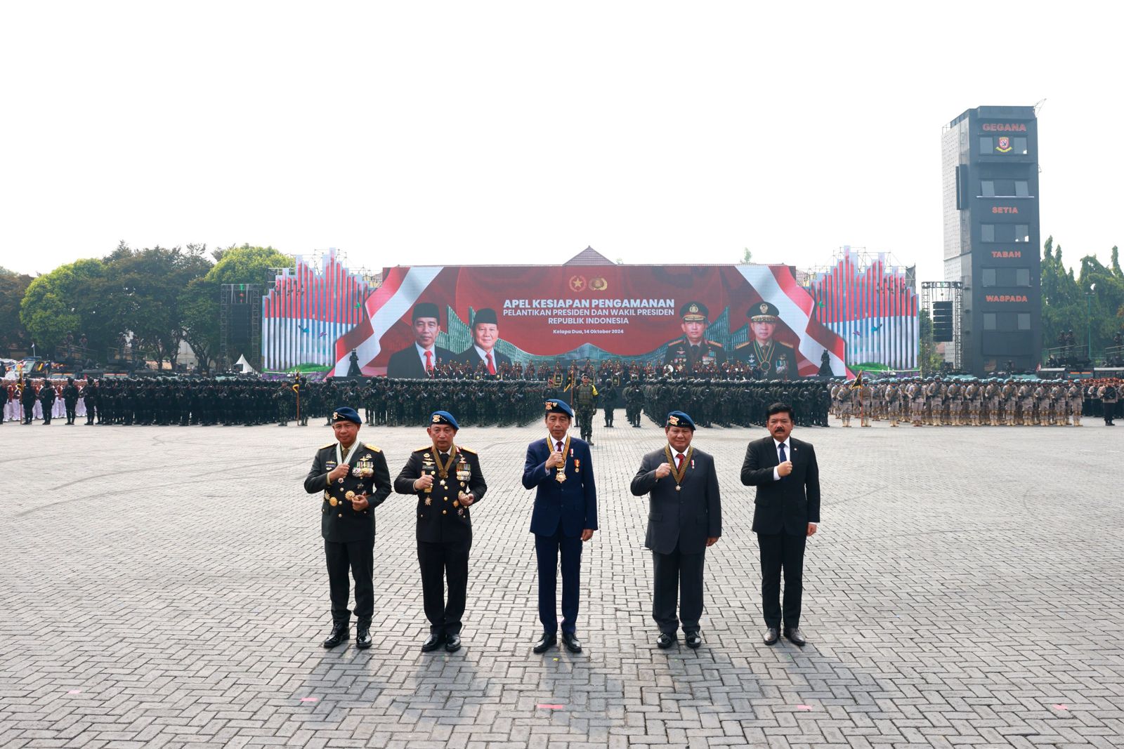 Presiden Joko Widodo (Jokowi) dan Presiden RI Terpilih Prabowo Subianto tampil kompak di Apel Pengamanan Pelantikan Presiden  dan Wakil Presiden. (SinPo.id/Tim Media)