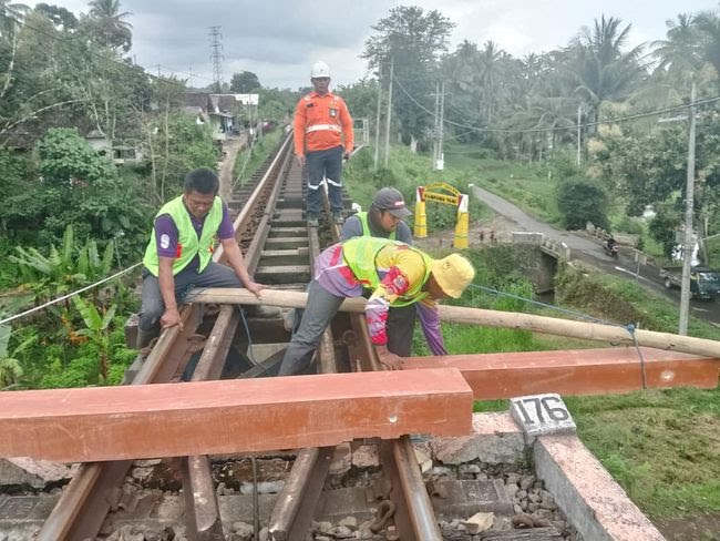 Pada pekerja mengganti bantalan rel kayu menjadi sintetis (SinPo.id/ Dok. KAI)