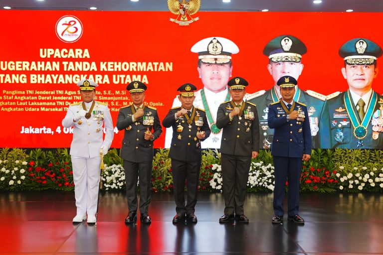 Kapolri Jenderal Pol Listyo Sigit Prabowo saat sematkan Bintang Bhayangkara Utama ke Panglima TNI Jenderal TNI Agus Subiyanto (SinPo.id/ Ashar)