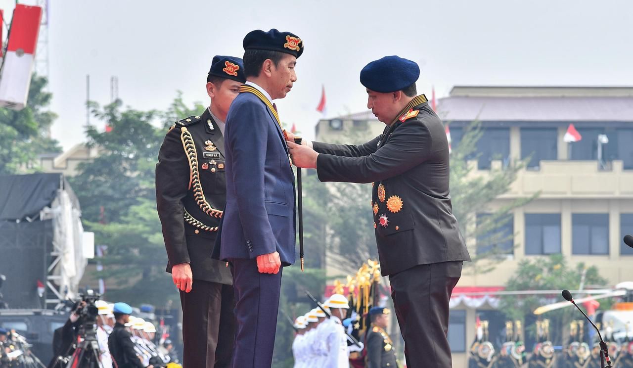 Kapolri saat memberikan medali Loka Praja Samrakshana (SinPo.id/Polri)