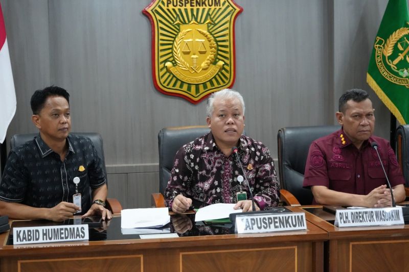 Kepala Pusat Penerangan Hukum Kejagung RI Harli Siregar (tengah). (SinPo.id/Dok. Kejagung)