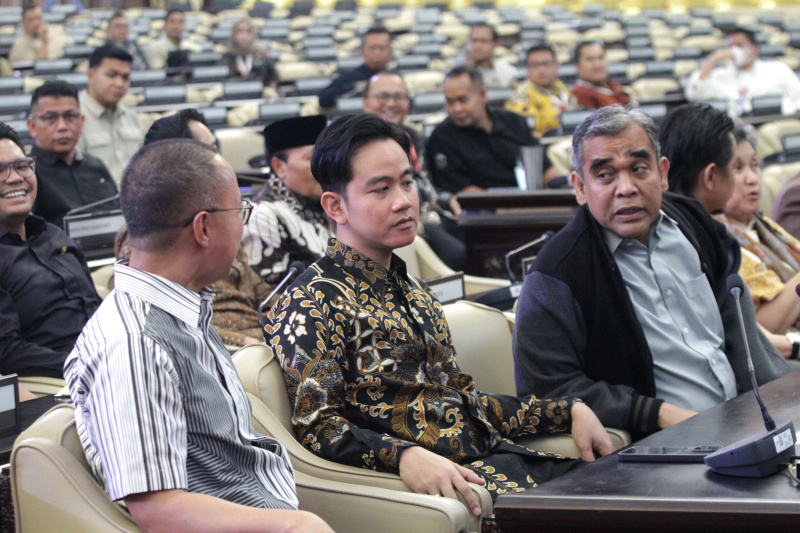 Ketua MPR RI Ahmad Muzani (kanan) dan Wakil Presiden terpilih Gibran Rakabuming Raka (tengah). (Ashar/SinPo.id)