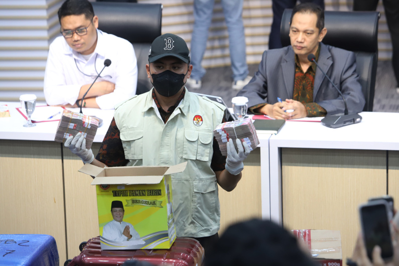 KPK tetapkan 7 tersangka atas dugaan korupsi penyuapan barang dan jasa di Pemprov Kalsel termasuk Gubernur Kalsel Sahbirin Noor (Ashar/SinPo.id)