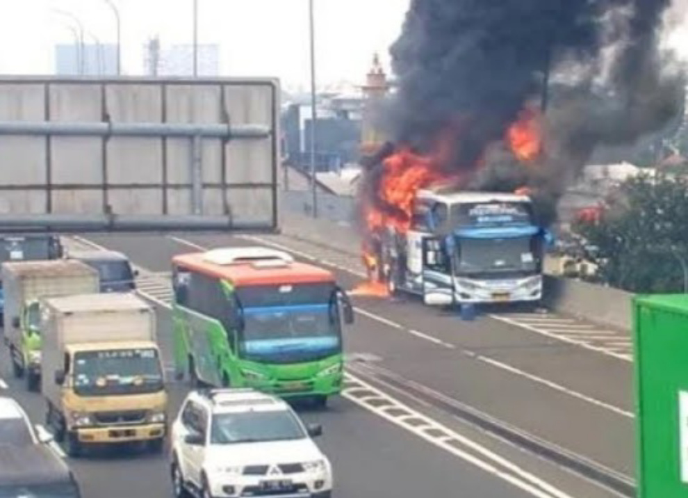 Bus rombongan anak TK terbakar (SinPo.id/Tangkapan Layar)