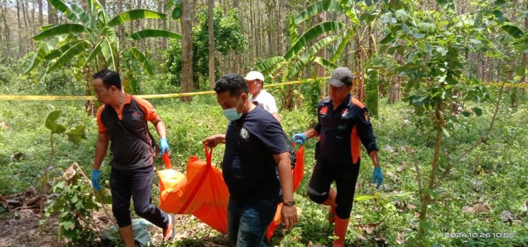 Polisi dan warga mengevakuasi korban dari hutan jati di Pati (SinPo.id/ Humas Polri)