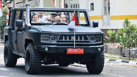 Presiden Prabowo saat menyopiri Jokowi mengunakan kendaraan Maung. (SinPo.id/IG @jokowi)