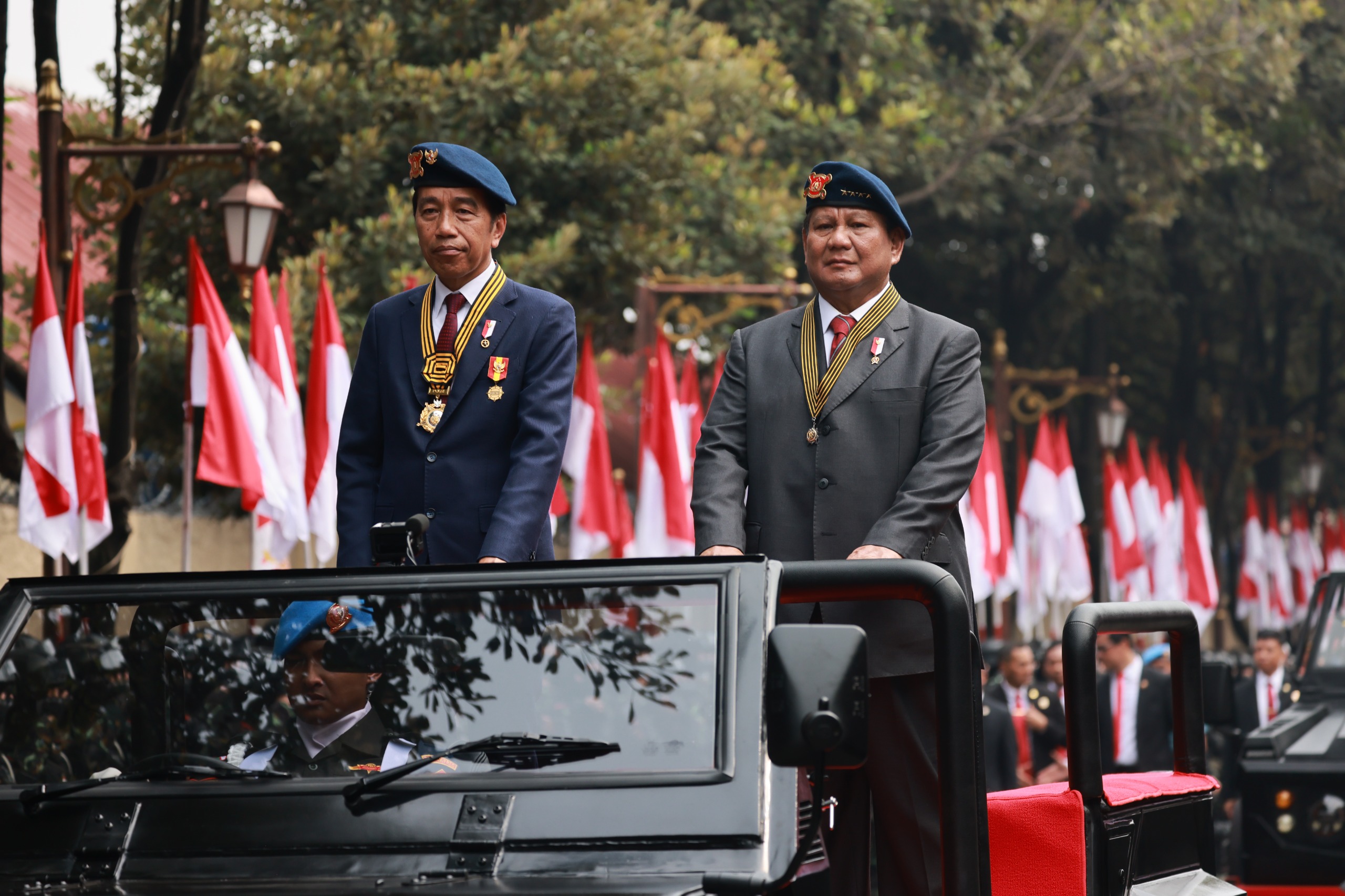 Presiden Joko Widodo (Jokowi) dan Presiden RI Terpilih Prabowo Subianto tampil kompak di Apel Pengamanan Pelantikan Presiden  dan Wakil Presiden. (SinPo.id/Tim Media)