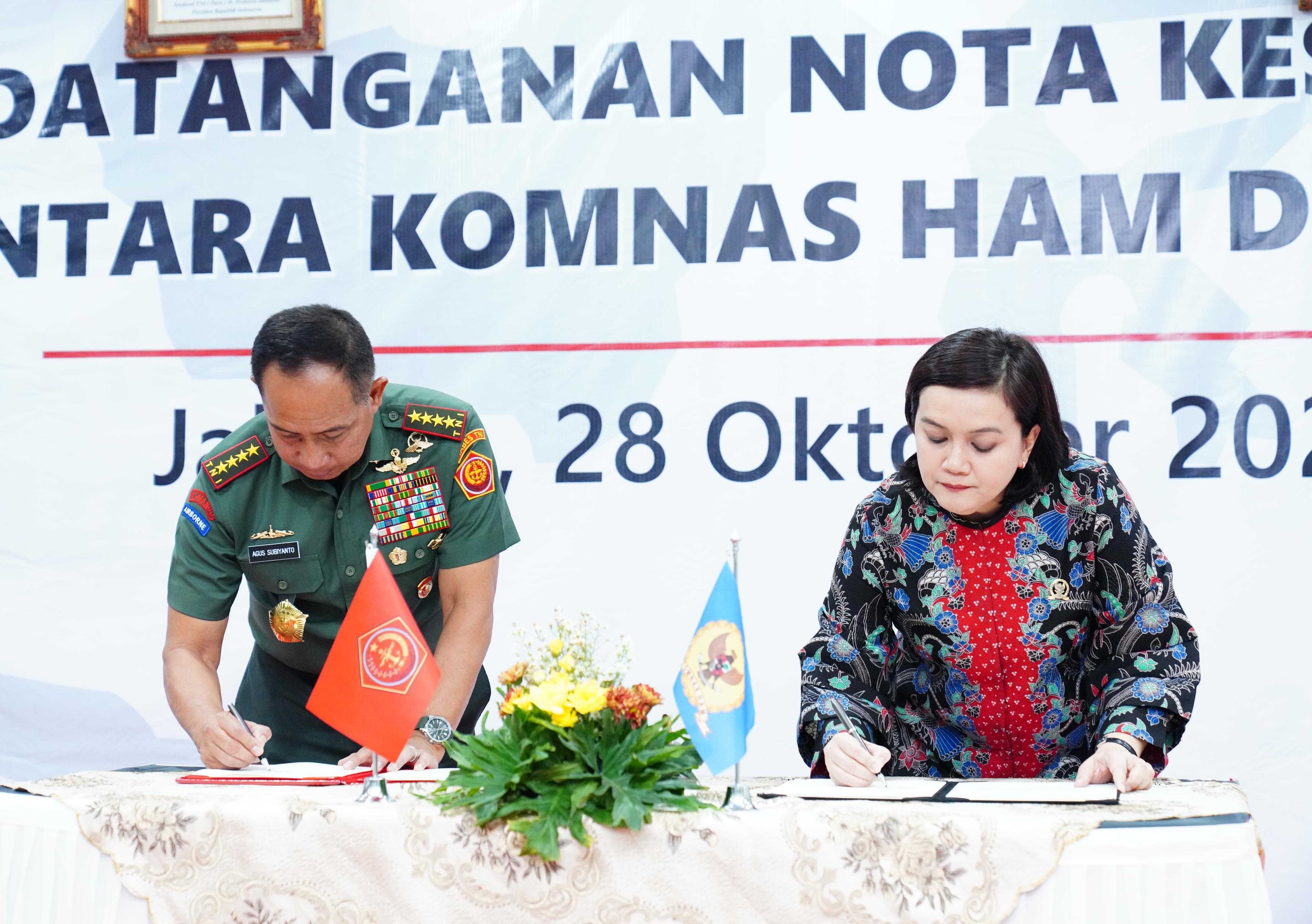 Panglima TNI Jenderal Agus Subiyanto dan Ketua Komnas HAM Atnike Nova Sigiro (SinPo.id/ Puspen TNI)