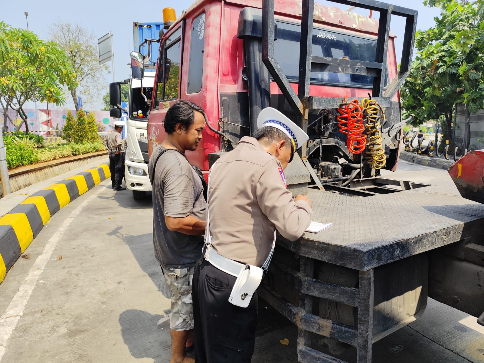 Penindakan parkir di bahu jalan di Tanjung Priok, Jakarta Utara (SinPo.id/Dok.Polres Pelabuhan Tanjung Priok)