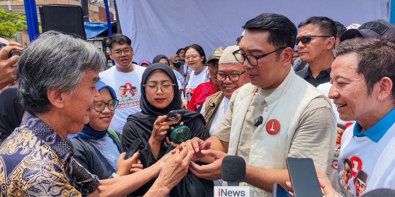 Ridwan Kamil disematkan cincin oleh seorang pedagang (Sinpo.id)