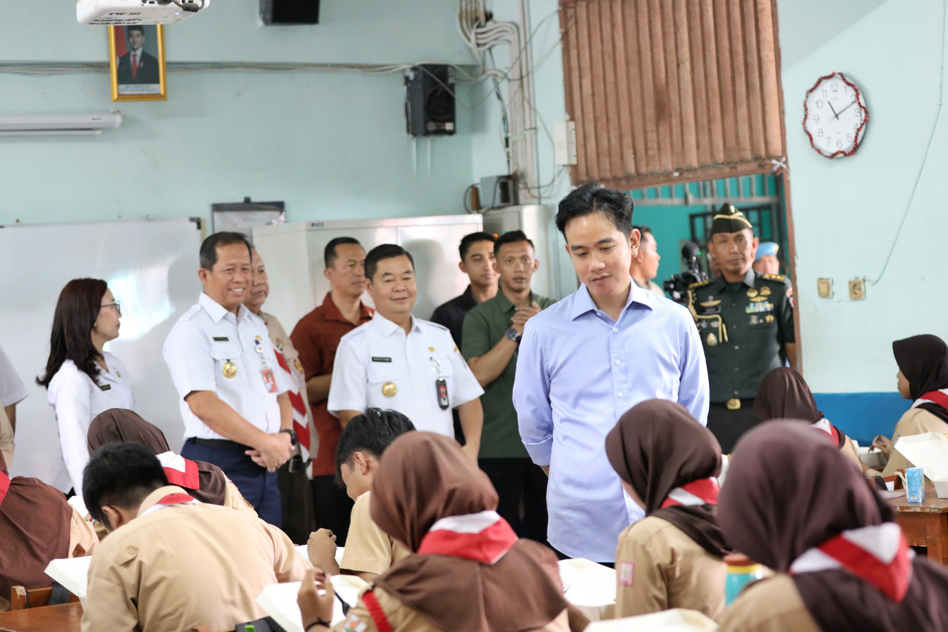 Wapres Gibran bersama Pj Gubernur DKI Jakarta Teguh Setyabudi meninjau uji coba makan bergizi gratis. (SinPo.id/beritajakarta)