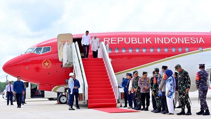 Jokowi tiba di Bandara Nusantara menggunakan pesawat Boeing 737-800 (SinPo.id/ Setpres)