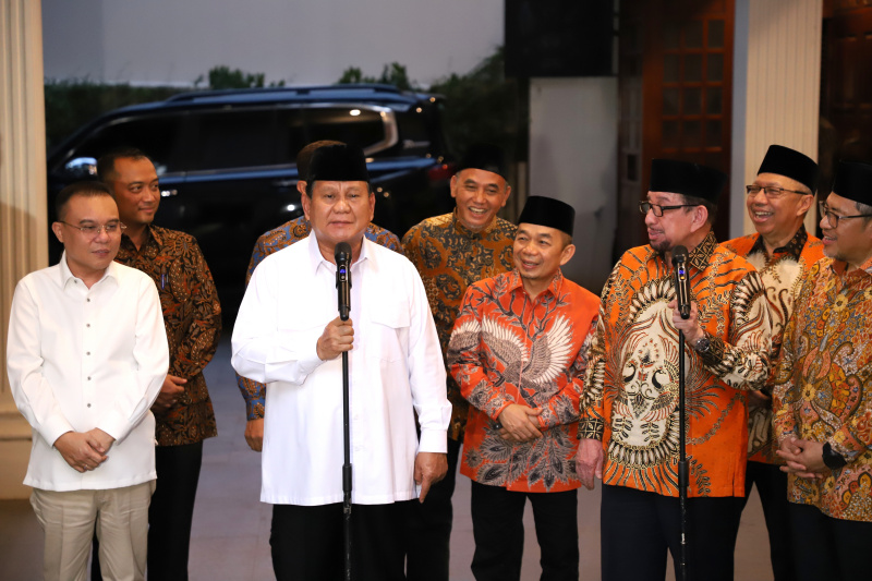 Presiden Terpilih Prabowo Subianto menerima kedatangan elite PKS di Kertanegara (SinPo.id/Ashar)