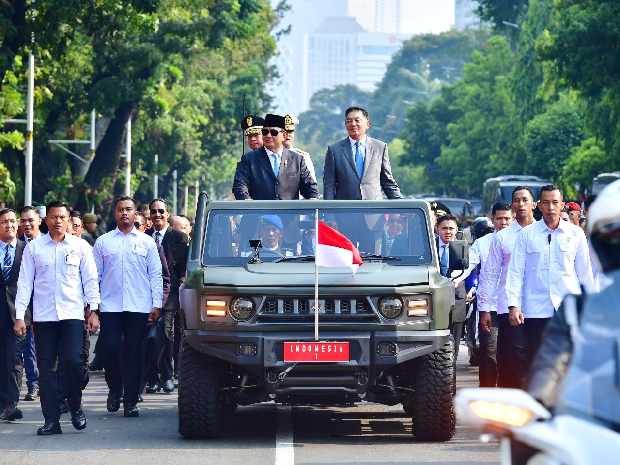 Presiden Prabowo menaiki kendaraan RI 1Maung Garuda buatan PT Pindad (SinPo.id/Setpres)