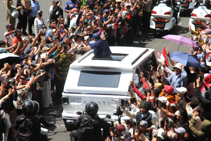 Presiden Prabowo Subianto melakukan pawai dan menyapa warga di kawasan bunderan HI (Ashar/SinPo.id)