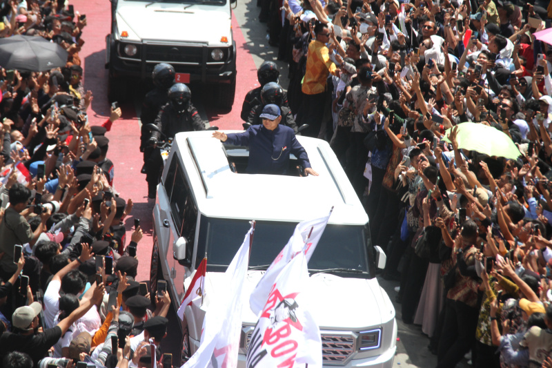 Presiden Prabowo Subianto melakukan pawai dan menyapa warga di kawasan bunderan HI (Ashar/SinPo.id)