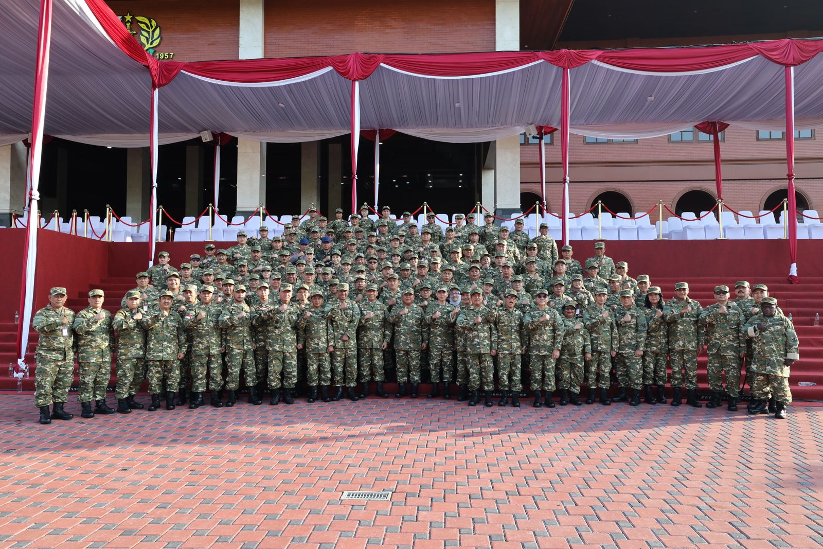 Presiden Prabowo Subianto bersama jajaran menteri di kegiatan retreat Kabinet Merah Putih di Magelang pada Jumat, 25 Oktober 2024. (SinPo.id/Tim Media)