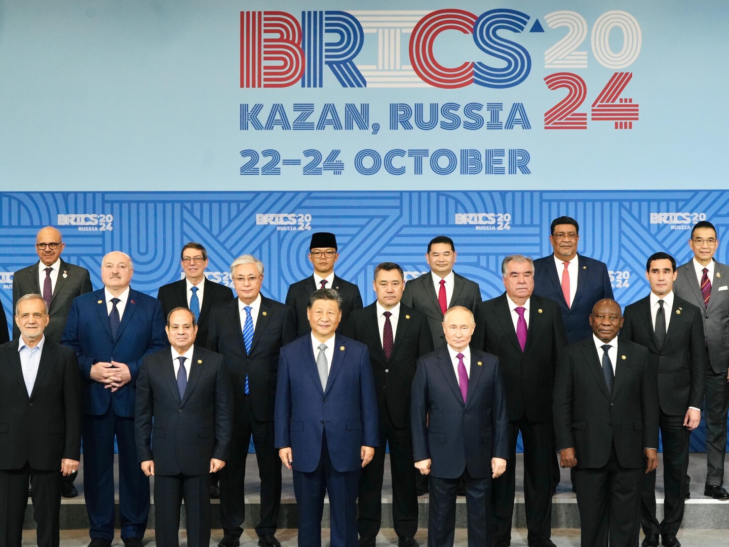 Menlu RI Sugiono berfoto bersama negara anggota BRICS (SinPo.id/Kemlu)