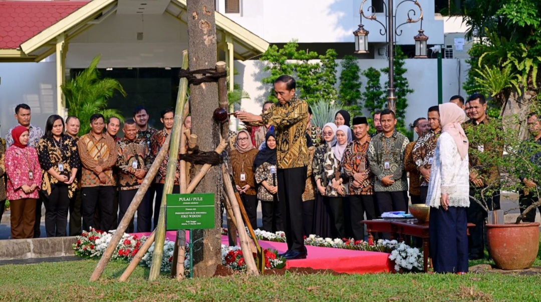 Presiden Jokowi dan Iriana Jokowi saat menanam pohon di Istana Merdeka (SinPo.id/Setpres)