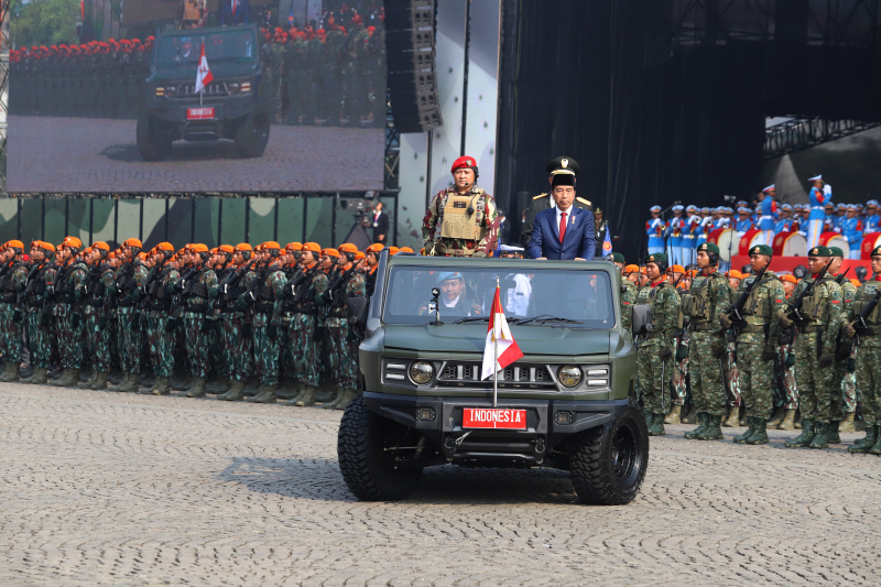 Presiden Jokowi hadiri perayaan puncak HUT ke-79 TNI di Monas (Ashar/SinPo.id)