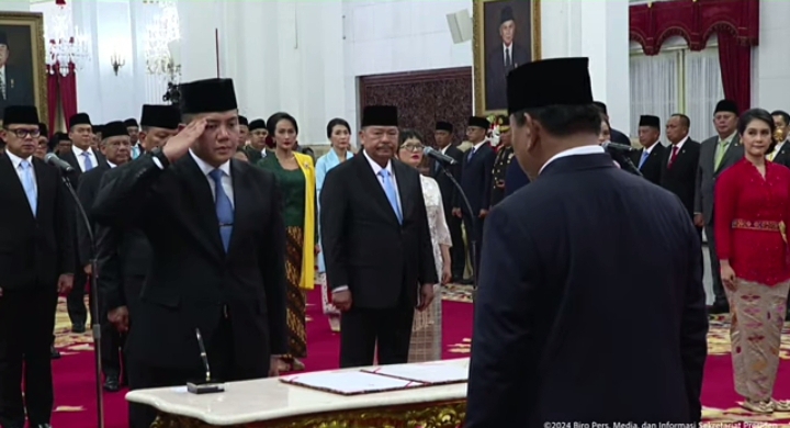 Presiden Prabowo Subianto saat melantik Mayor Teddy sebagai Seskab (SinPo.id/ Setpres)